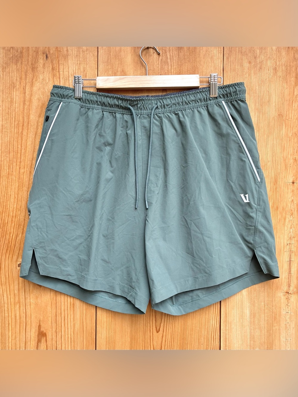 Vuori Men’s Crosscourt Unlined Green Gray Shorts Sz XL